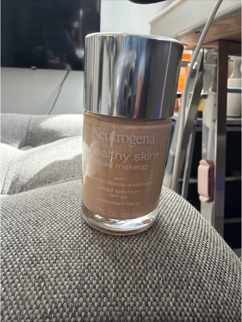 Neutrogena Healthy Skin Liquid Foundation Shell Beige 320C, 1 fl. oz. Exp Jan 28